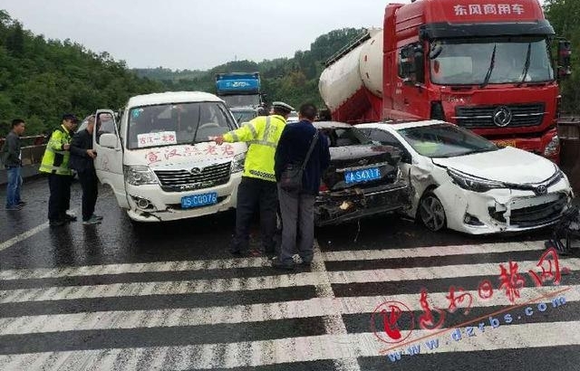 24日 达陕高速金银河隧道附近连发两起追尾事故 12车受损2人受伤