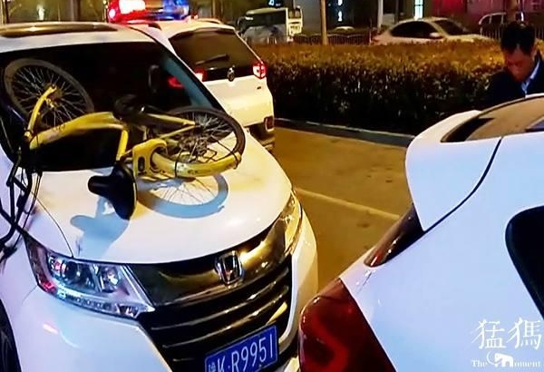 男子夜间“发飙”!拿共享单车砸汽车撒气