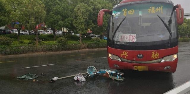 福州福峡路上电动车越护栏横穿机动车道,客车躲闪不及撞翻骑手