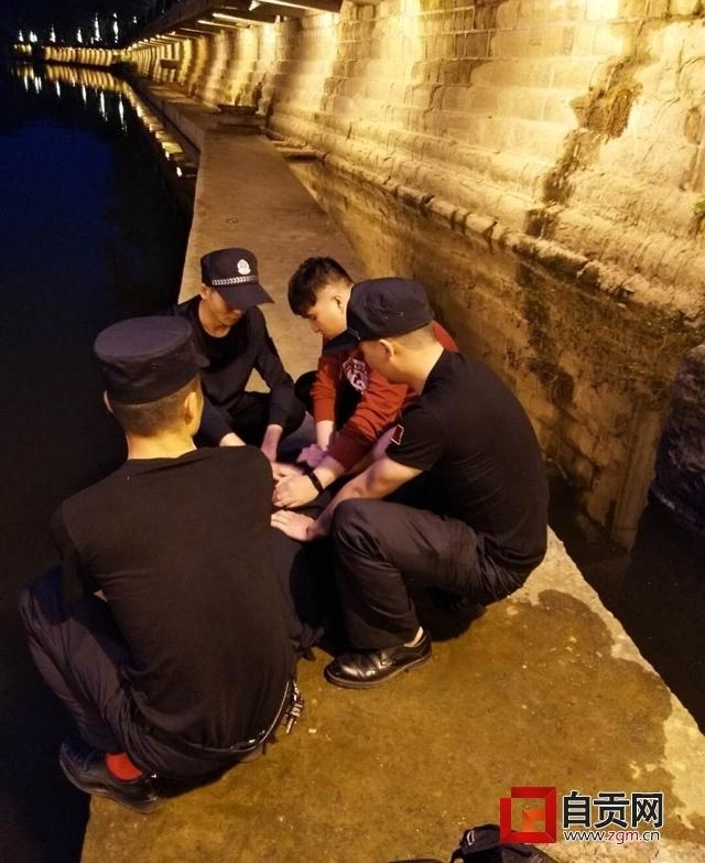 一中年女子在自贡十字口大桥上跳河