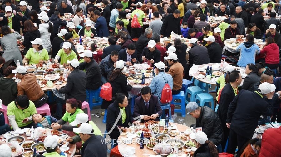 江苏金湖:4000人同吃龙虾宴 场面壮观