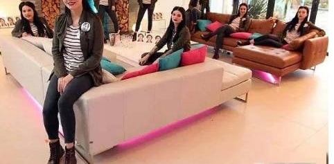 8个一模一样的男人与1个女人朝夕相处,英国相亲节目更刺激