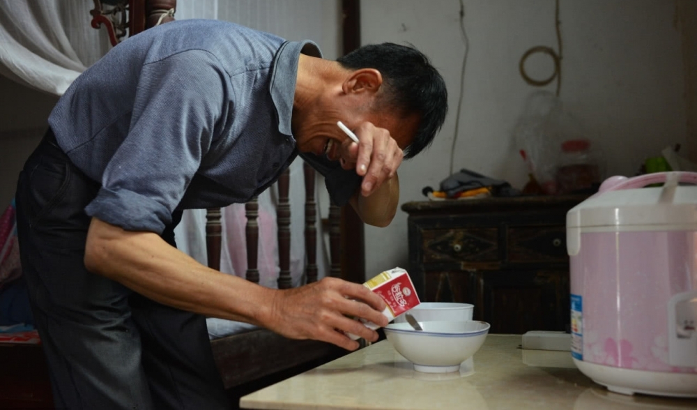 双眼失明老汉独自照顾着家里三个病人:烧饭做菜全靠摸索着完成