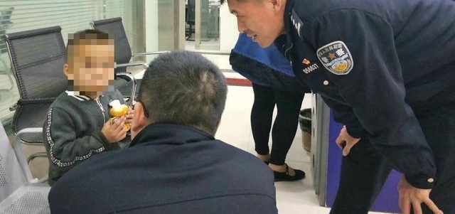 4岁男童独自回家拿玩具走失,多亏好心人们帮找回
