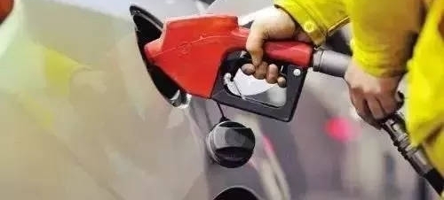 神坑队友!男子油加油枪喷出大火,将喷嘴扔向兄弟