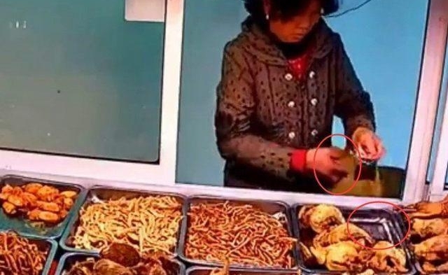 老太到肉食店买牛肉,监控拍下令人羞耻的一幕