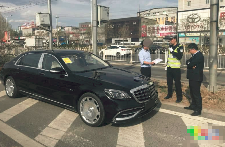 无牌车走公交车道被扣,司机:我车300多万,你们也敢扣?