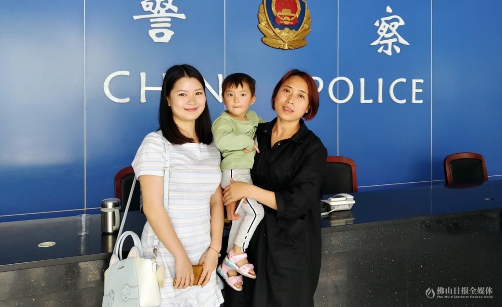 佛山2岁女童贪玩走失 热心女生推掉面试助其寻亲