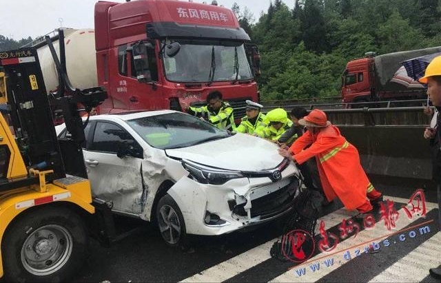 24日 达陕高速金银河隧道附近连发两起追尾事故 12车受损2人受伤