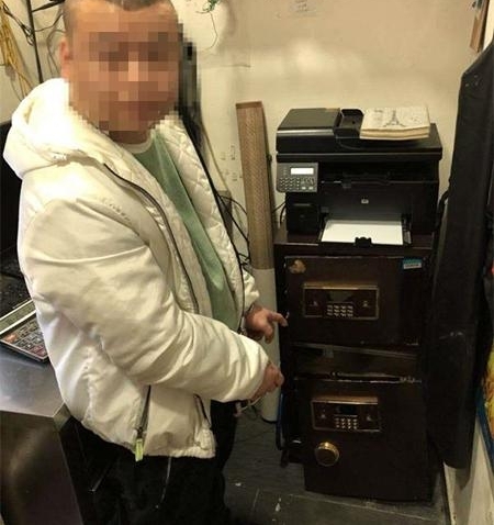 饭店大厨为还卡债监守自盗 被抓时还在数偷来的钱