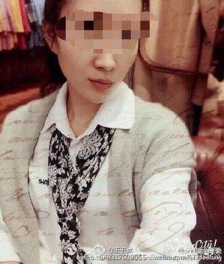 轿车突然开门,致摩托司机倒地被碾身亡