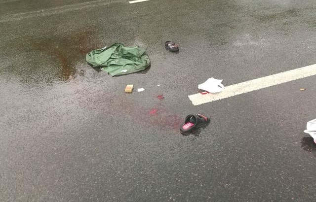 福州福峡路上电动车越护栏横穿机动车道,客车躲闪不及撞翻骑手