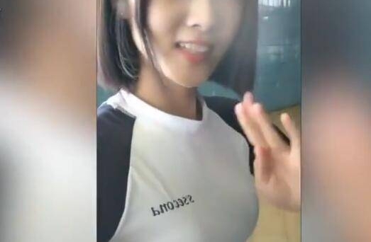 校花身高178腿长108 撞脸李溪芮 拍搞笑泳装视频走红