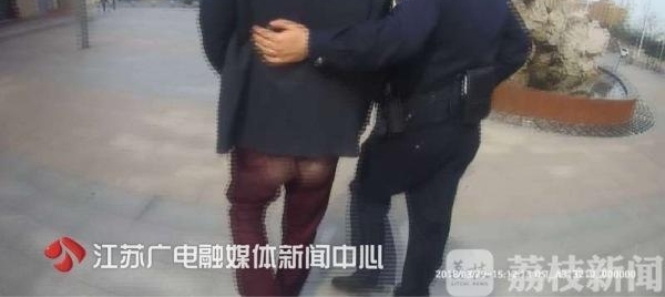 “公主抱”解救轻生男 民警:“我给你温暖给你拥抱”