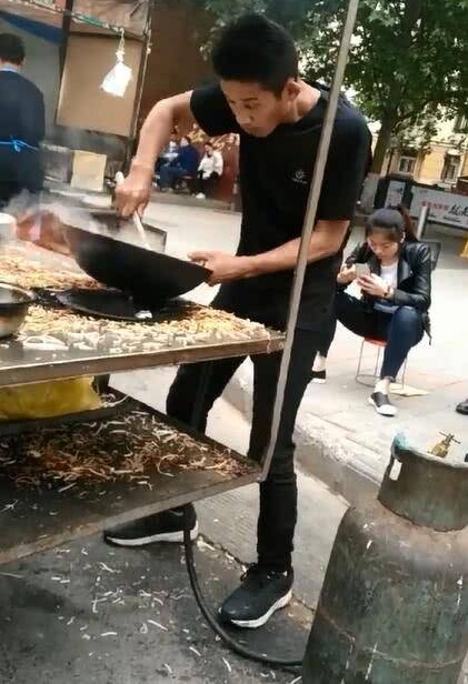 路边一家炒饭的小伙吸引了我,炒个饭怎么感觉要打人一样?