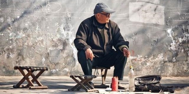 父母为给大儿子凑学费,将残疾小儿子送人,结果老二比老大有出息