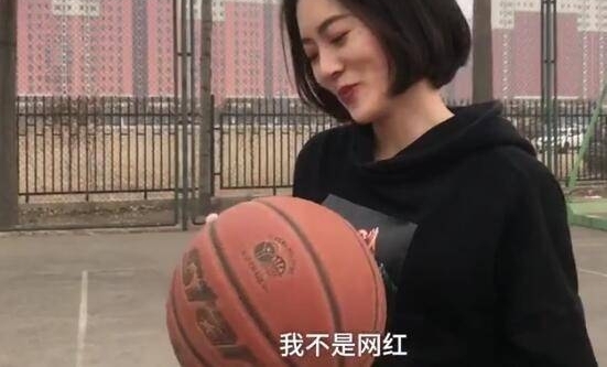 校花身高178腿长108 撞脸李溪芮 拍搞笑泳装视频走红