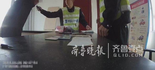 舟车劳累,一大货司机喝啤酒解乏被查