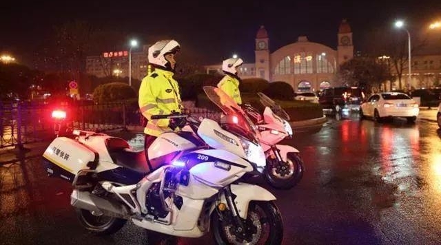 武汉整治两大火车站:查扣摩的千余辆,站街拉客望风而逃