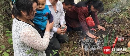 网约车司机跪女儿养父坟前:她是我们两兄弟的女儿