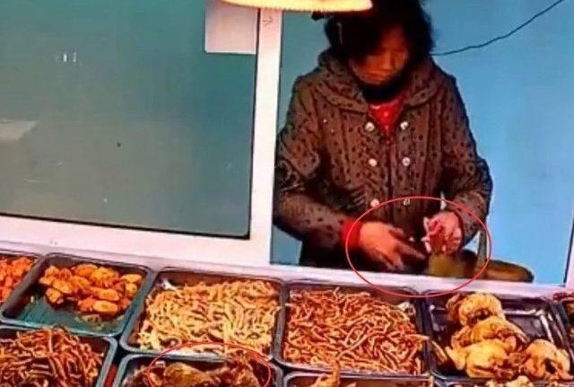 老太到肉食店买牛肉,监控拍下令人羞耻的一幕