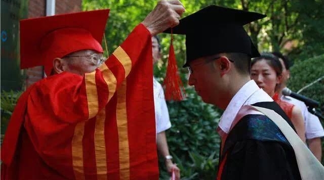 ��λ����վ���Ͽ�ֱ��93�꣬�����˶������һ�����������Ǳ��˼�