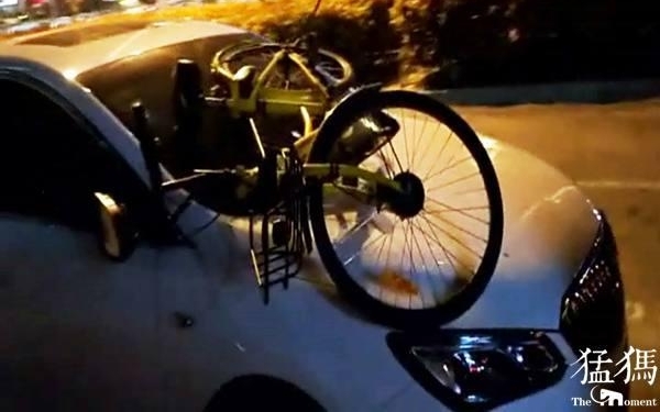 男子夜间“发飙”!拿共享单车砸汽车撒气