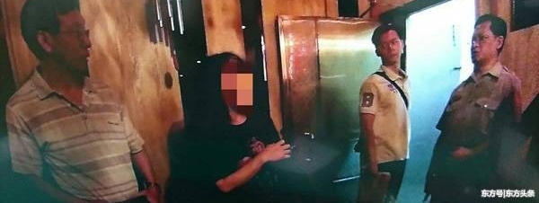 警方上色情按摩店扫黄,却遭男客人拦下:我先预约的,去排队