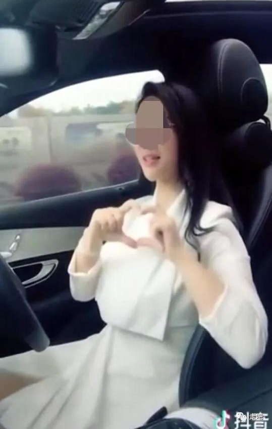 ����������̨��Ů�����涶������Ȼ�ڳ�������¡���
