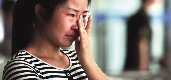 远嫁他乡回娘家借钱, 父亲丢给我一垃圾袋, 打开后我泣不成声