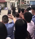 У�ſڷ���ǹս����ͽ���Ҵ��ţ���Ƶ�ϴ����ƺ�����ܿ�������ʾ�ơ���