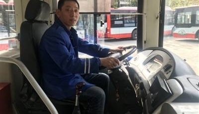 小伙子扶了一把 姑娘打急救电话 公交顺路送回家……