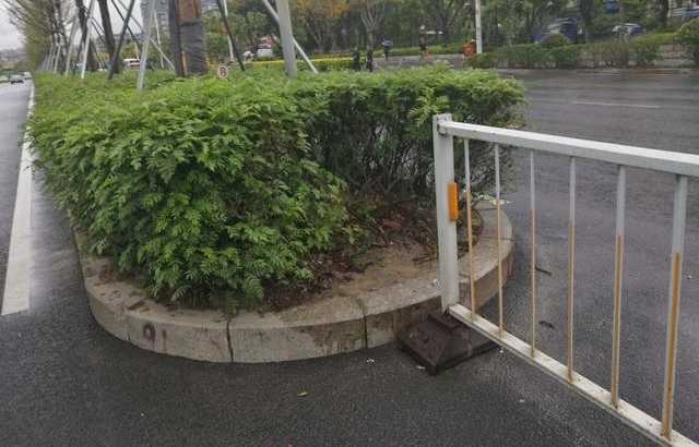 福州福峡路上电动车越护栏横穿机动车道,客车躲闪不及撞翻骑手