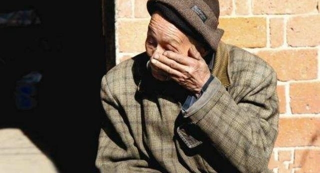 父母为给大儿子凑学费,将残疾小儿子送人,结果老二比老大有出息