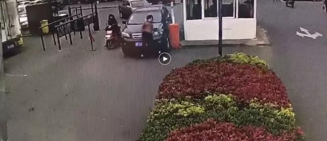 ����˲�䣡����һŮ˾�������ŵ�ɲ������Ѯ���������������