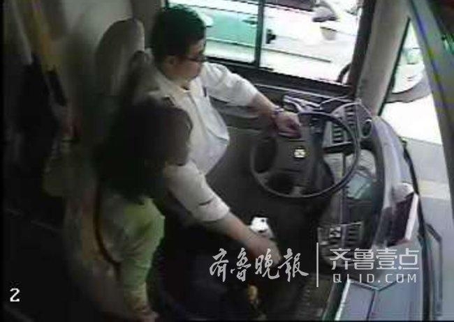 乘客突犯心脏病,济南公交变身救护车直奔医院