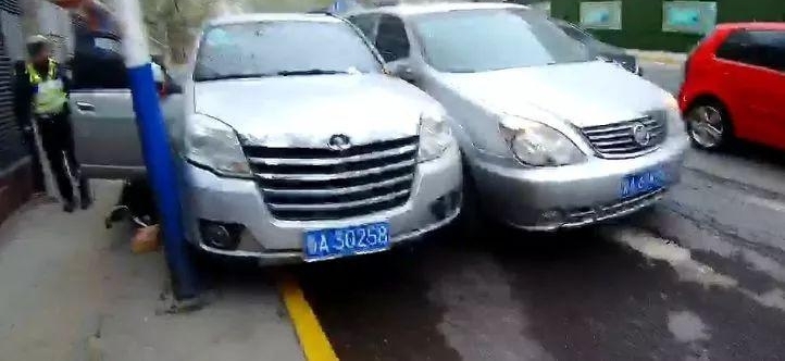 破窗、喷辣椒水,交警怒砸了这辆逆行车!视频有点刺激…