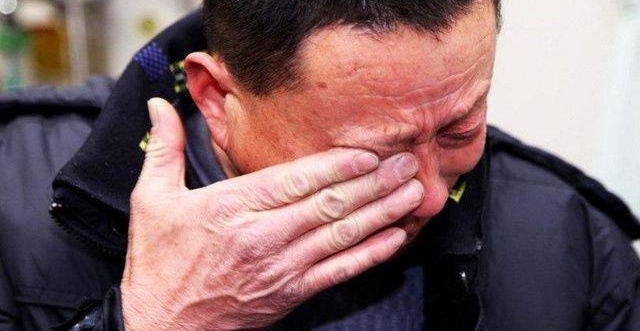 继父足不出户,每天“亲吻”女儿,真相让人落泪
