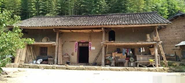 年近40的农村单身汉,手握10万不娶媳妇,只为老母造新房