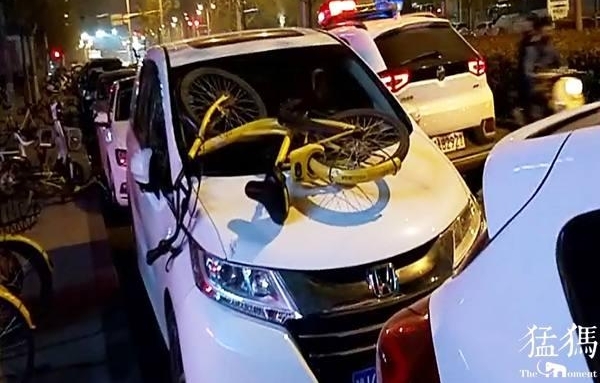 男子夜间“发飙”!拿共享单车砸汽车撒气