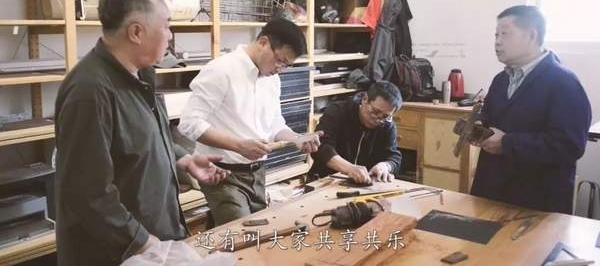 红墙边,白塔下,有一群共享快乐的老木匠