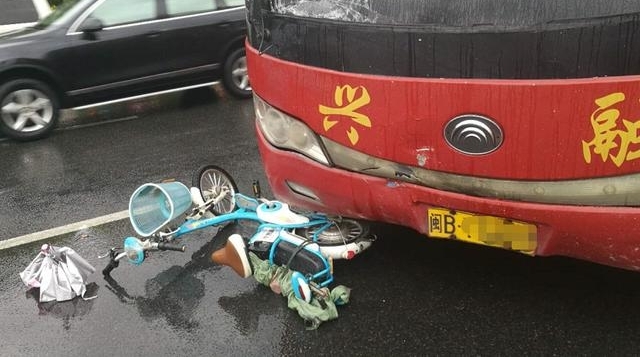 福州福峡路上电动车越护栏横穿机动车道,客车躲闪不及撞翻骑手