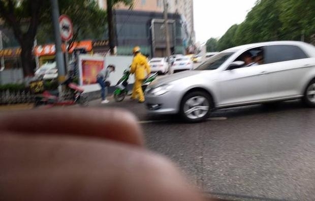 随拍:外卖小哥你慢慢地骑,小心前面的不如意