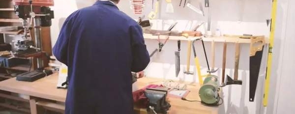 红墙边,白塔下,有一群共享快乐的老木匠
