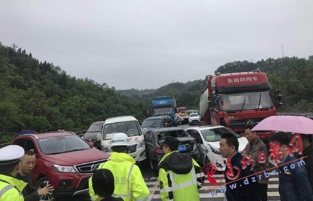 24日 达陕高速金银河隧道附近连发两起追尾事故 12车受损2人受伤