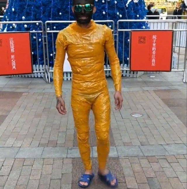 男子用胶带缠满全身自制保暖衣,称其效果异常好,唯一就是没口袋