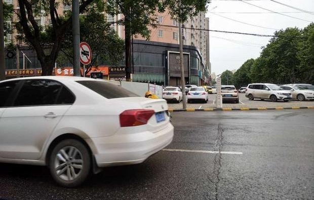 随拍:外卖小哥你慢慢地骑,小心前面的不如意
