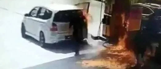 神坑队友!男子油加油枪喷出大火,将喷嘴扔向兄弟