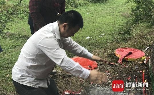 网约车司机跪女儿养父坟前:她是我们两兄弟的女儿