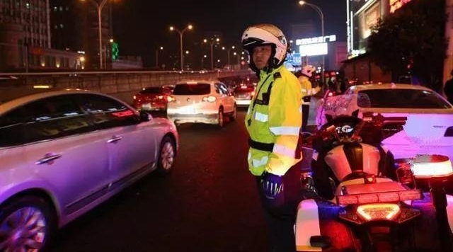 武汉整治两大火车站:查扣摩的千余辆,站街拉客望风而逃